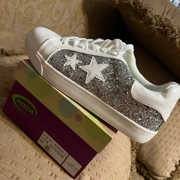 Soda Sneakers Women's 8.5 Silver Glitter/White Stars on Sides Casual Sparkly new - Picture 1 of 10